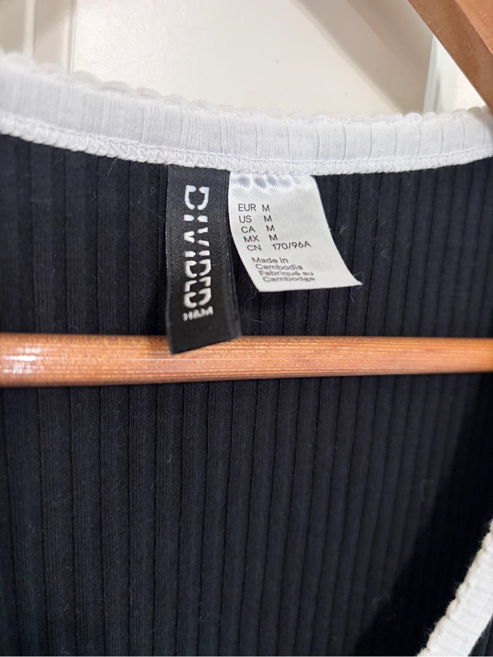 Great condition H&M Divided Ribbed Scoop Neck Contrast Trim Tee size M. - Picture 3 of 12